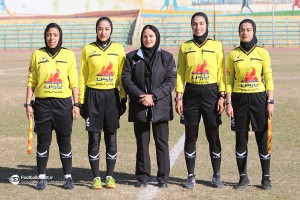 ورود تیم های پاس همدان و ایساتیس کران فارس به زمین مسابقه