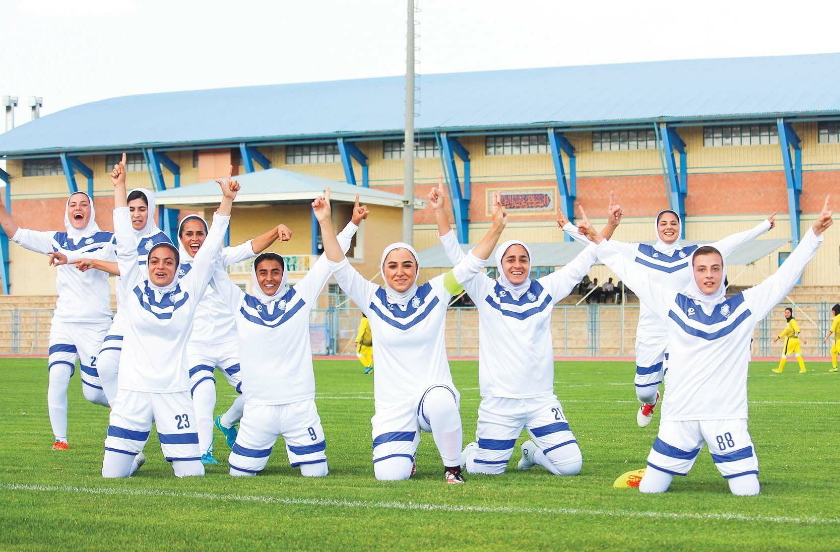فوتبال بانوان ایستاده بر سکوی تبعیض