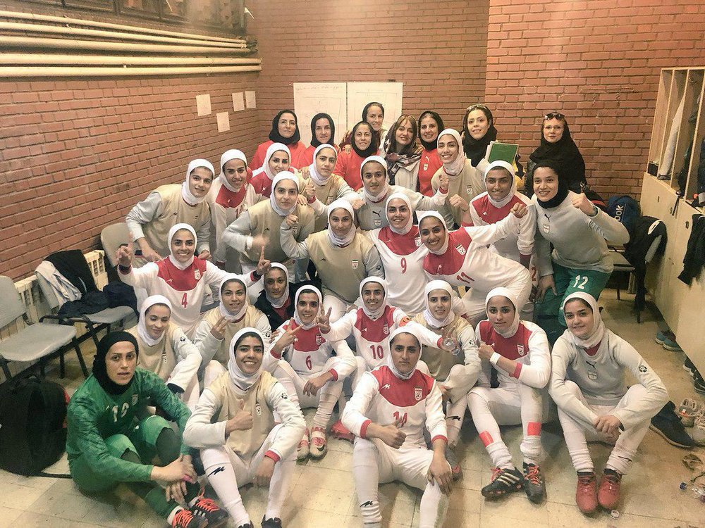 عکس یادگاری مهناز افشار باتیم ملی فوتبال زنان