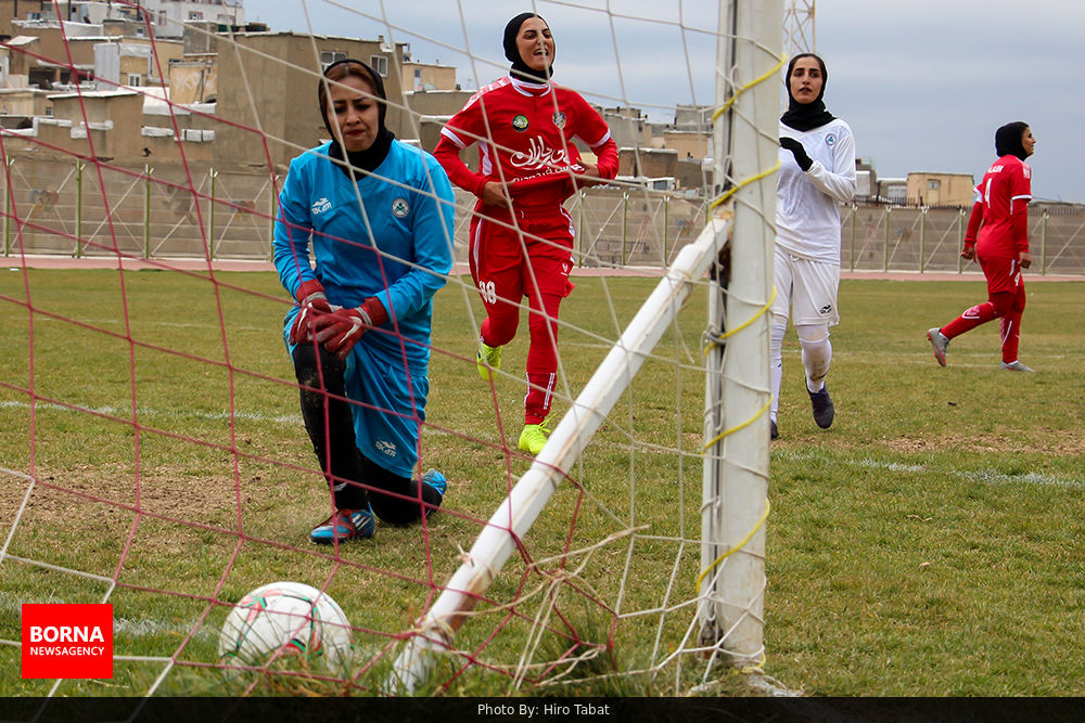 گزارش تصویری دیدار تیم های فوتبال بانوان آذرخش کردستان و ذوب آهن اصفهان گزارش تصویری دیدار تیم های فوتبال بانوان آذرخش کردستان و ذوب آهن اصفهان